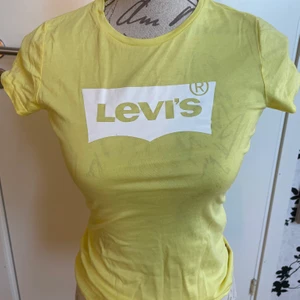 Levis t-shirt - Använd två gånger, som ny storlek 12 och är som en xs.