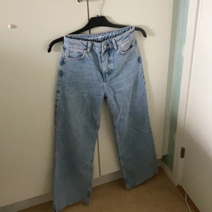 Jeans från bikbok oanvänd pgr av förstora. - Storlek 24 men passar 20-26/S men går till ankeln och är 160 lång orginal pris 599kr 