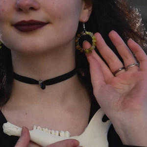 Handgjorda smycken  - Kolla in min sida för handgjorda smycken med äkta kristaller, riktiga ben och kvalitetsmetaller. Alla öronkrokar är nickelfria och jag samfrakrar alltid! 