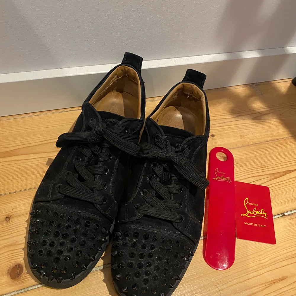 Christian Louboutin skor i ett bra skick! Storlek 41 men passar bra till 42. Nypris €645 från mytheresa.com. Bud från 2000kr. Hör av er om ni vill ha fler bilder :). Skor.