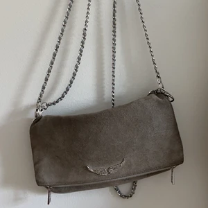Zadig väska!! - Säljer min fina Zadig Voltaire väska. Den är använd men i bra skick och säljer den då den inte kommer till användning. Påse, dustbag och båda banden följer med!💞💞 