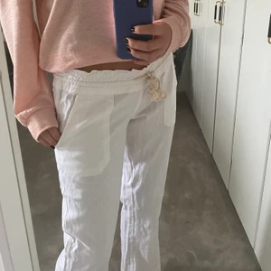 Linnebyxor - Säljer dess supersnygga linnebyxor från Roxy. Beställde de från Zalando för några dagar sedan för 549kr och har aldrig använt de så de är i väldigt nytt skick med prislappen kvar. De är i storlek L men är väldigt små i storleken då jag har S egentligen. Jag är 175cm och de är lite korta för mig som har långa ben. Köparen står för frakten💗💗