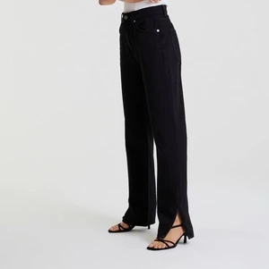 Jeans med slits  - Säljer dessa ”90s slit jeans” från prettylittlething i storlek 34