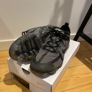 Nike vapormax storlek 42.5 - Vanliga nike vapormax i storlek 42.5 använda fåtal gånger så nästan nyskick! Hör av er om ni vill ha fler bilder :)