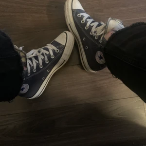 Blåa converse - Marinblåa converse strl 36. Säljer pga för små. Nyskick (priset går att diskuteras)