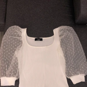 Dotted mesh top - En trendig topp köpt från salt. Endast använd en gång. Pris kan diskuteras!