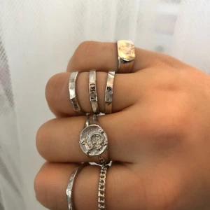 Coola silverringar - Råkade beställa 2 stycken av varje ring istället för en, så nu säljer jag dubbletterna. Kommer i olika storlekar så att man kan matcha dem lite hur man vill. Kostar 49 kr/st