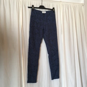 Mönstrade byxor från Issue 1.3 - Svart- och blåmönstrade byxor från Issue 1.3. Storlek XS, men vill man att dom ska sitta tight hela vägen så funkar det toppen om man är en S skulle jag säga då dom har en hel del stretch i sig!