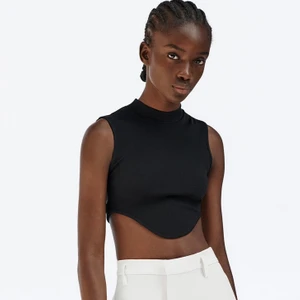 zara topp - säljer min helt oanvända topp från zara, endast testad (prislapp kvar). Superfin men säljer för att den va för stor, passar den med M eller möjligtvis något större i överkroppen💞 