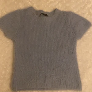Blå stickad t-shirt - Säljer min blåa stickade t-shirt från Zara som knappt är använd. Den är i storlek M men jag har vanligtvis storlek S. Skriv för fler bilder💕