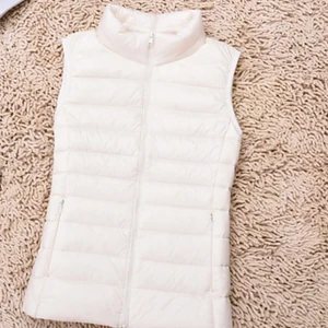 Dunväst - Säljer denna super fina väst. Endast prövad då den tyvärr var för liten. Så ska beställa en storlek större. Är en S men skulle mer säga xs. Köpare står för frakt. Bild 2 visar vilken färg den är. Alltså lite mer glansig vit