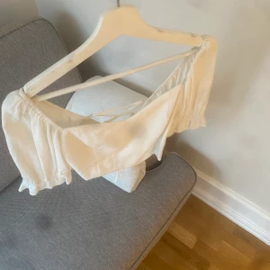 Crop top  - Somrig topp i vitt och puffade armar 