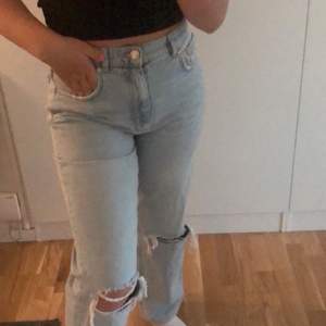 Säljer dessa otroligt snygga jeans från Gina, dessa är köpta i somras och är använda Max 2 gånger. Tyvärr har dem blivit lite stora för mig. Jeansen är storlek 40 och de sitter super fint på kroppen. Väldigt fint skick! Hör av dig vid intresse<3