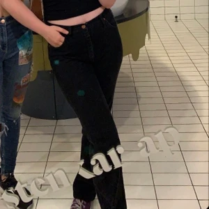 wrangler jeans - skitsnygga svarta jeans köpta på beyond retro, bra skick säljs för att de blivit för små. möts i stockholm🍄