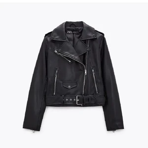 Skinnjacka från zara - Storlek L eller M men väldigt liten så passar s eller xs, jättefint skick! 💘 buda från 200