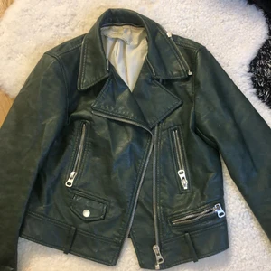 Zara basic skinnjacka i mörkgrön - Snygg Zara basic skinnjacka i mörkgrön storlek S, använd