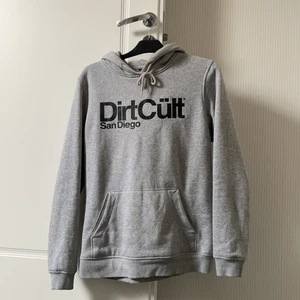 Grå Dirtcult tjocktröja: - Använd fåtal gånger. 
