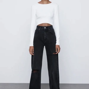 Zara wide leg jeans❤️ - Svarta jeans med hål från Zara i modellen Wide leg full length strl 36. Säljes då dem är för stora i midjan på mig, fick hem dem för någon vecka sedan. Eftersom att dem annars är VÄLDIGT långa så har jag klippt av ca 5 cm, men det är inget som syns då dem inte hade en fåll/söm där från början. Köptes för 399kr. Vid högt intresse buda, köparen står för frakt😊