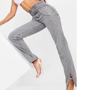 Snygga gråa jeans - Jätte snygga jeans, storlek 34, helt nya, endast testade en gång, väljer att sälja dom pga att dom va försmå för mig, lappar sitter kvar, nypris 330kr mitt pris 200kr!🤎 PS! Köparen står för frakten!🤎