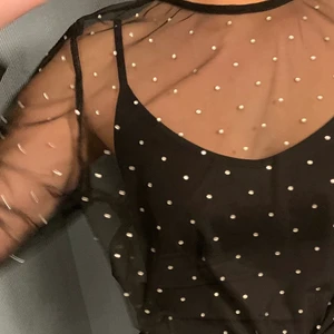 Meshtopp - Meshtröja från Gina med små diamantstenar på
