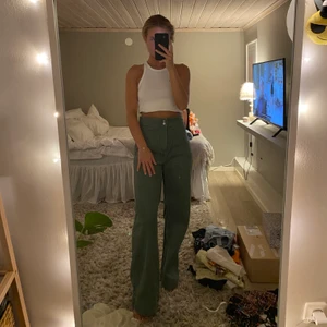 Gröna utsvängda jeans  - Gröna utsvängda jeans från weekday