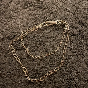 Kedja - Fick med den då jag köpte ett par byxor men jag använder den inte