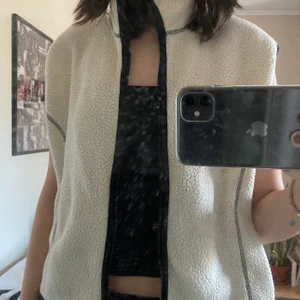 Fleece väst - Vit fleece väst köpt på Weekday förra året. Knappt använd! Högsta bud: 170kr