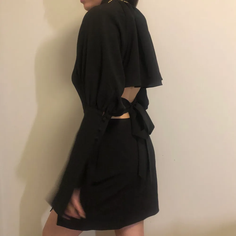 Sjukt snygg svart klänning designad av Hanna Schönberg, helt slutsåld och aldrig använd med alla lappt kvar. En otrolig klänning som förtjänar att bli buren mer än vad den blir av mig! Sista bilden är min, hör av er vid frågor!. Klänningar.