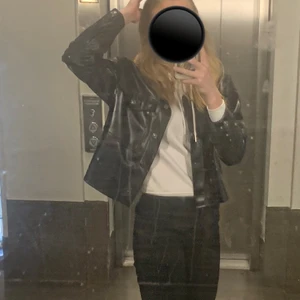 Skinnjacka/skjorta  - Säljer denna asballa skinnjackan/skjortan (inte äkta skinn) från zara i storlek xs. Den är använd ett fåtal gånger men är i jättebra skick🤍går att ha både stängd som skjorta men äveb öppen som en jacka :)