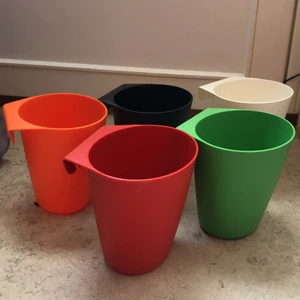 IKEA-Krukor med hänganordning - Gulliga krukor i olika färger från IKEA, att hänga på staket eller blomlådor 😍  Finns flera av samma färg 🥰 5kr styck, eller 10 kr för 3 st