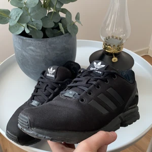 Adidas flux  - Stilrena och sköna skor! Säljer pga att de inte används längre! Tyget vid hälen är lite slitet, men inget som syns vid användning! Skriv för fler bilder! Storlek 38 2/3! 