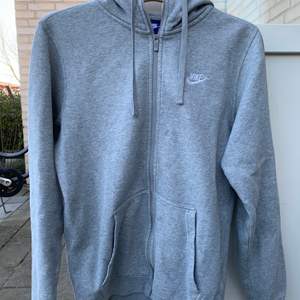 Grå zip-hoodie från Nike! Det är bara att skriva för mer bilder/information 💚