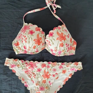 Bikini  - Supersöt bikini som tyvärr är för liten för mig🌸🌷💐🌺👙