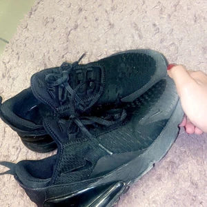 Fina Nike Använd fåtal gånger strl 37,5. Säljs 650kr - de är använd lite så det är bra skick. 