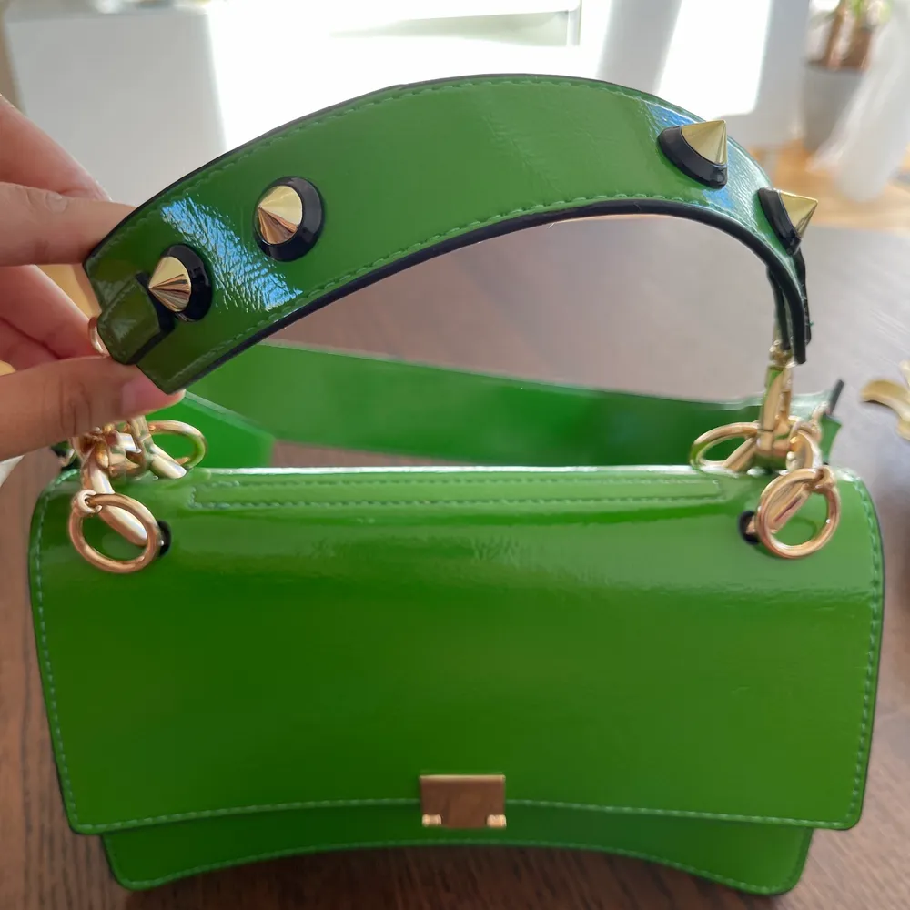 En grön väska från Gina Tricot, använd en gång kan mötas upp i Stockholm annars står köparen för frakten. Väskor.