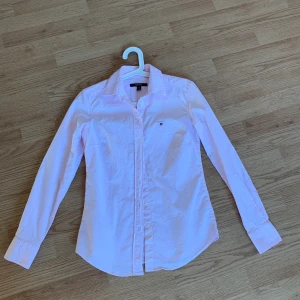 Gant skjorta  - Jätte fin gant skjorta, säljer pga att den är för liten för mig därav enbart använd en gång. Skjortan är storlek 36, skulle säga att den är lite liten i storleken. Pris 400kr plus frakt