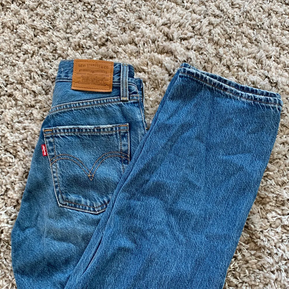 superfina Levis jeans i nyskick! Köpta förra månaden, säljer då jag beställde försmå!💕 Dom är i storlek 23, men funkar även i strl 24😊  Säljer för 400, nypris: 1199kr⭐️. Jeans & Byxor.