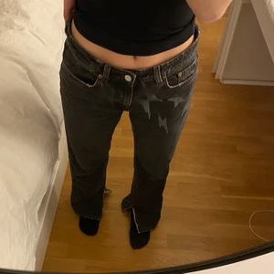 Unika jeans - Intressekoll!! Unika och handmålade jeans från weekday. Har även gjort slitsen på dem själv. Älskar verkligen dessa men har för många jeans så måste rensa ut och vet ej om jag ska sälja dessa eller inte. Buda! Eller köp direkt för 450. Köparen står för frakt. Säljer inte för mindre än 200kr