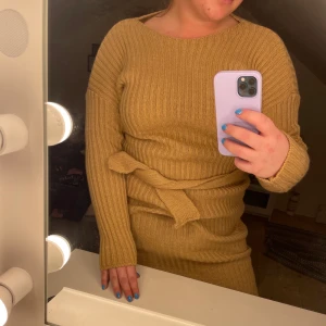 Beige klänning - Ribbad klänning från bohoo. Aldrig använt, prislapp kvar. 🥸