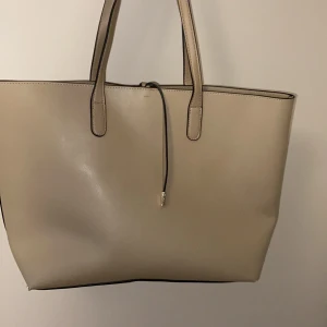 Beige väska - En super fin beige väska med guld detaljer, använts sällan och säljs därför. Köparen står för förakt!💞