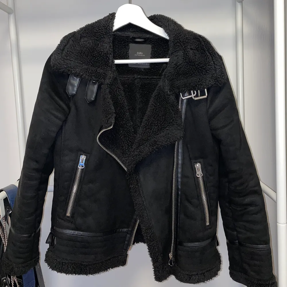 En så snygg, svart jacka från Zara i stl XS.. Jackor.