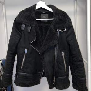En så snygg, svart jacka från Zara i stl XS.