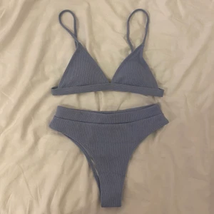 blå bikini - helt oanvänd och bara testad(med underkläder på!) toppen är för liten så tvingas sälja :’) settet är i storlek M men skulle nog säga att underdelen är en mindre M och överdelen S, alltså passar typ en A-B cupa