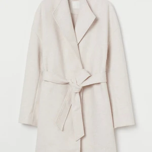 Kappa ifrån hm  - Oanvänd kappa ifrån Hm jätte fin men tyvärr för liten 