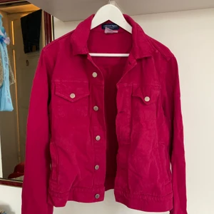 American Apparel chockrosa jeansjacka - Fantastisk mjuk denimjacka från American Apparel i mörk chockrosa färg - SÅ cool! Inköpt på AA:s sample sale store på Manhattan i New York. Storlek S.