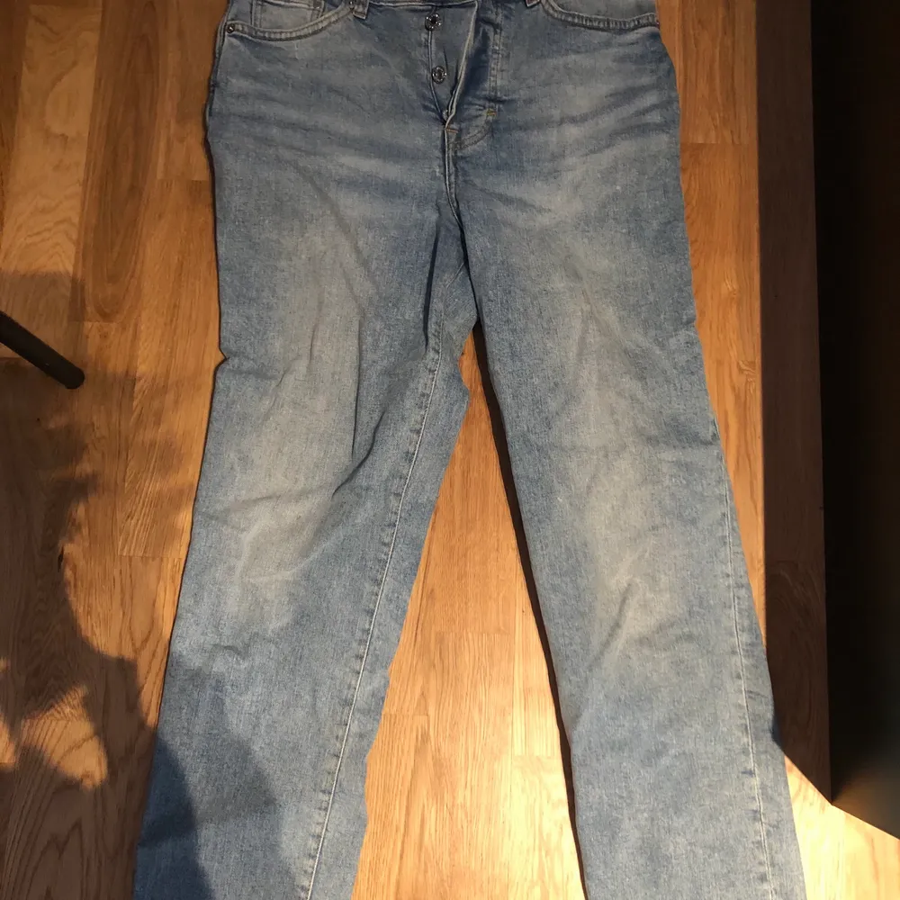 Ljus blå mom jeans från H&M, använda fåtal gånger. storlek 38 . Jeans & Byxor.