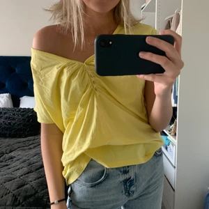 Sommartopp  - Gul sommartopp köpt på second hand! Står ingen storlek men sitter lite oversized på mig som vanligtvis har storlek S. 100kr + frakt