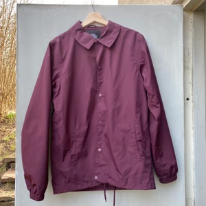 dickies Torrance coach jacket - Använd men bra skick, riktigt härlig, någon småfläck som jag tvättar bort vid köp, sprättat bort loggan på utsidan som syns på sista bilden. Nypris 600kr