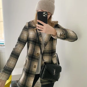 Hm kappa - Superfin beige/svart rutig kappa från H&M. Strl 34. Mycket fint skick. 🤍🤍🤍 köpt för 499 :- startar bud på 150 :-