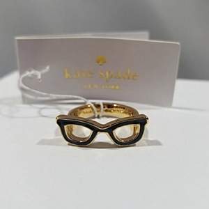 Säljer denna jättefina glasögon ring från Kate Spade som jag knappt användt! Köpt för ca 500kr